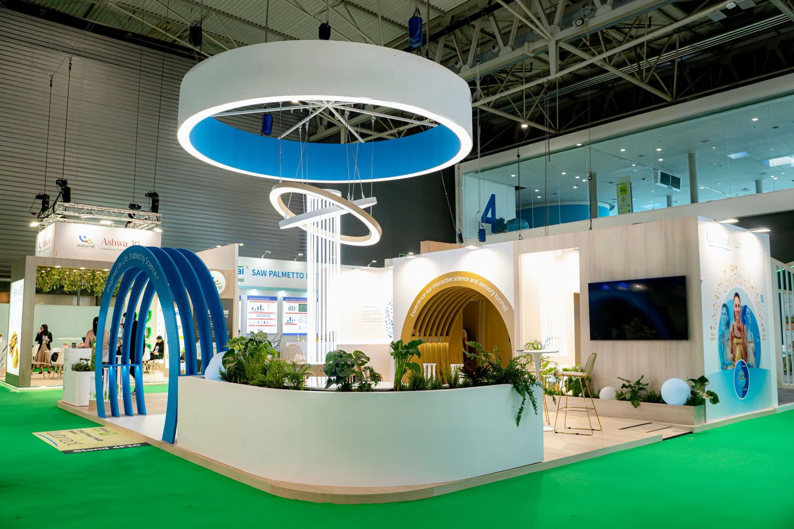 Stand con anillo de iluminación y arcos construido por ROCMA