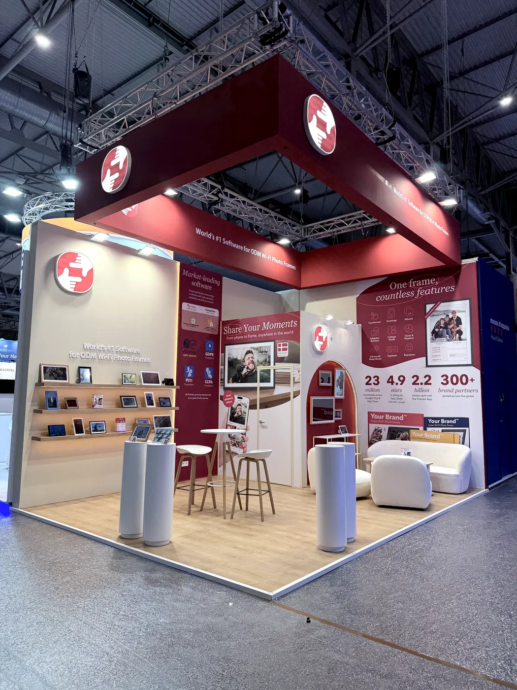 Stand de feria montado por ROCMA — stand futurista iluminado