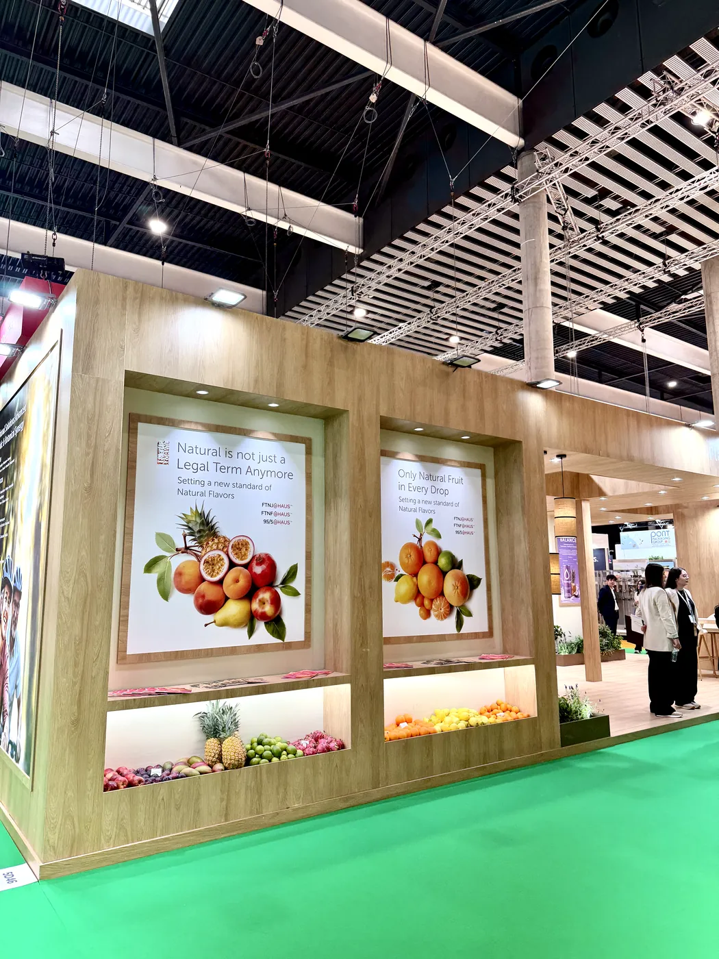 Stand de feria montado por ROCMA — stand de madera con producto expuesto