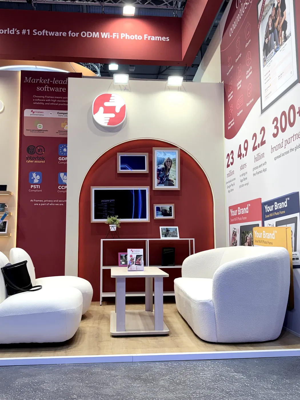 Stand de feria montado por ROCMA — stand escenográfico en tonos oscuros