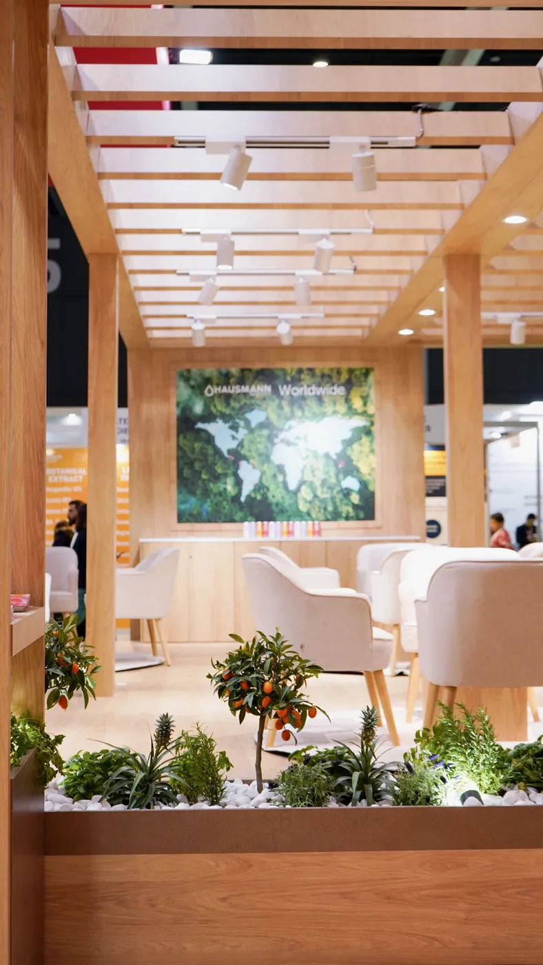 Stand de feria montado por ROCMA — pasillo de madera de un stand
