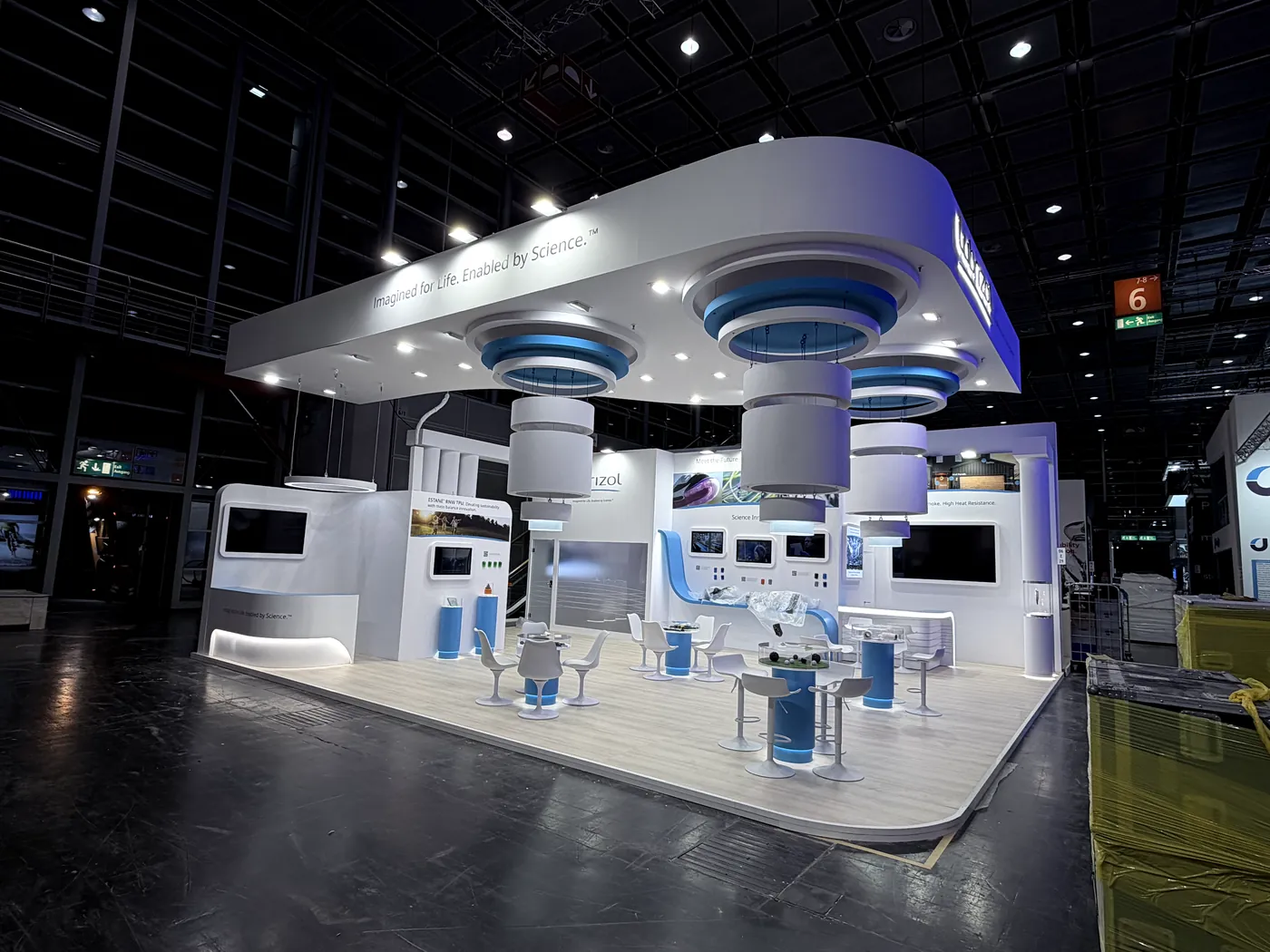 Stand de feria montado por ROCMA — stand redondeado con isla central