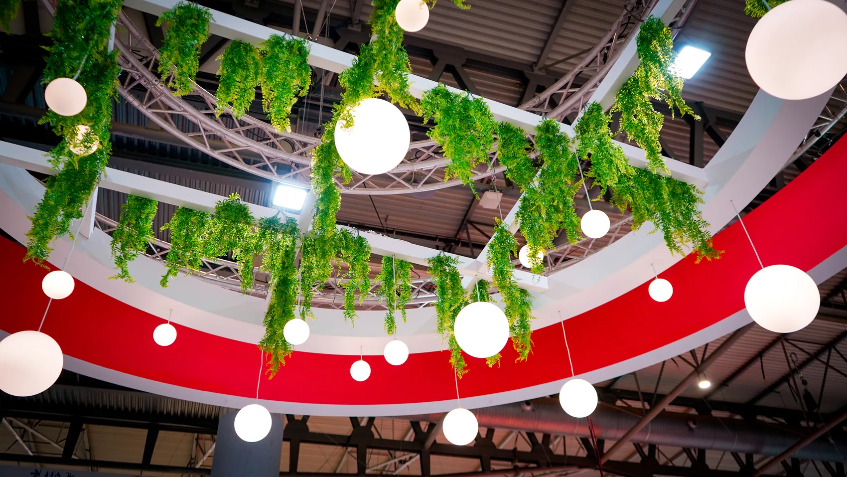 Stand de feria montado por ROCMA — estructura con iluminación colgante