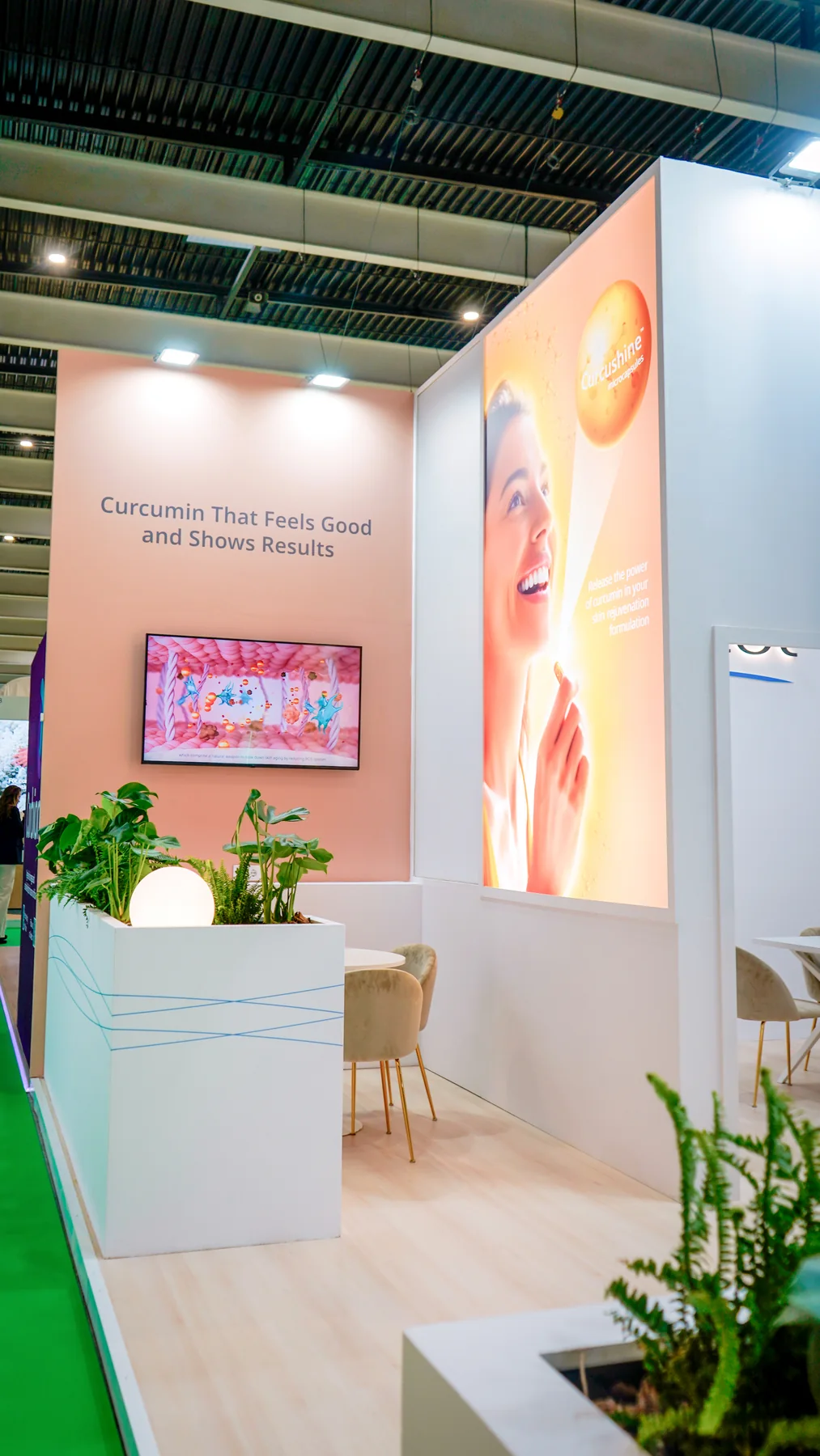 Stand con gráfica de gran formato y vegetación construido por ROCMA