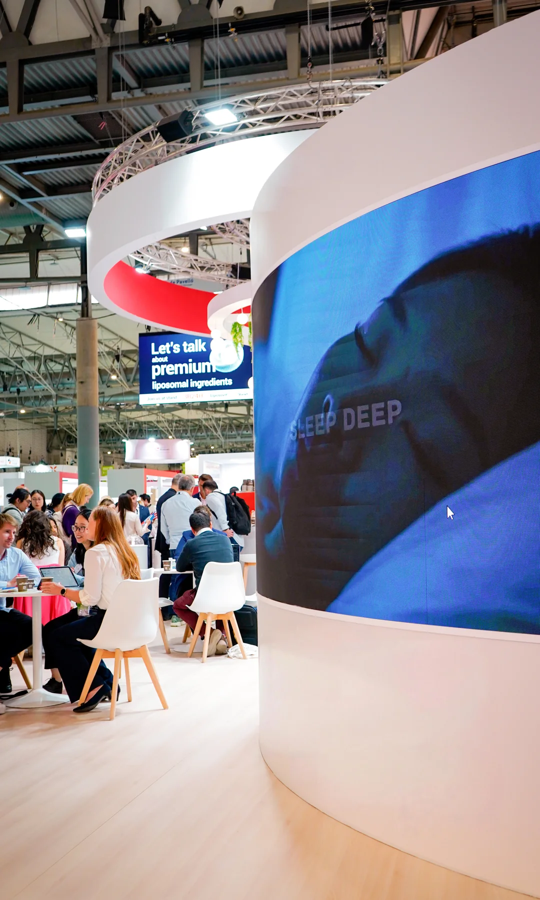 Pantalla LED de gran formato en un stand de ROCMA