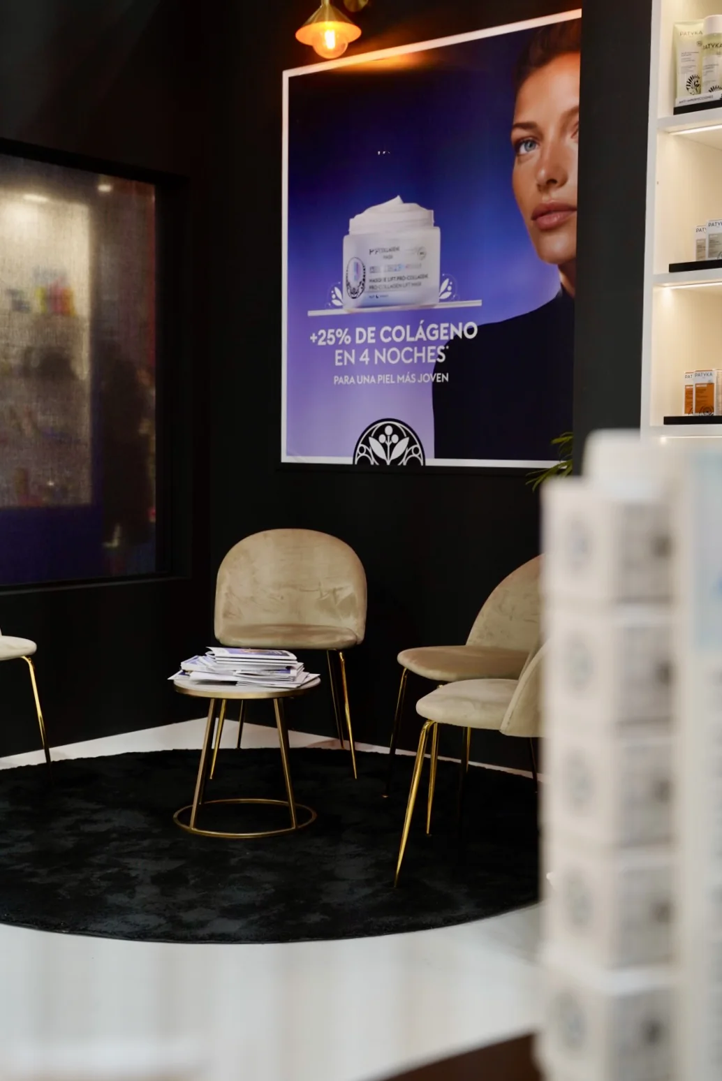Zona lounge con butacas de alquiler en un stand de ROCMA