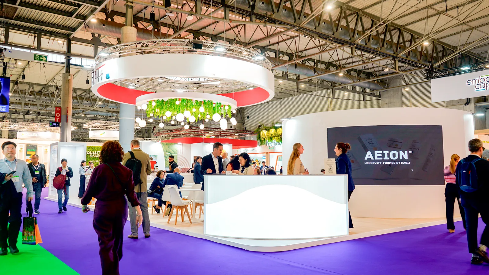 Stand de feria con isla central e iluminación circular montado por ROCMA